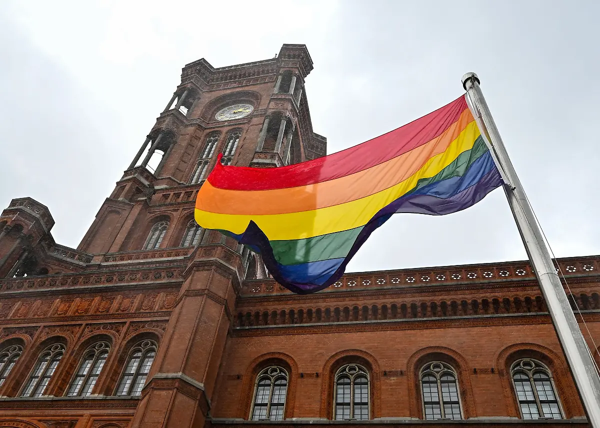 Vor-dem-Roten-Rathaus-in-Berlin-ist-die-Regenbogenfahne-regelmaessig-zu-sehen