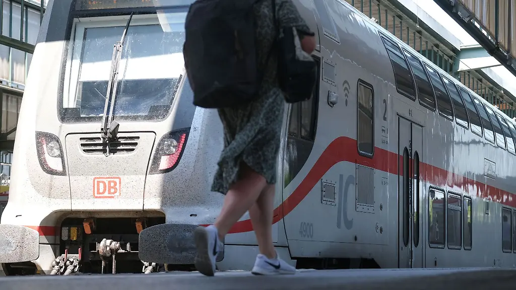 Wer-zum-Zug-eilt-muss-sich-in-Baden-Wuerttemberg-haeufig-auf-Verspaetungen-oder-Sperrungen-einstellen