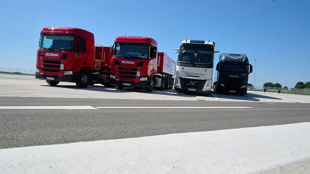 Die-ersten-Lastwagen-rollten-direkt-nach-Inbetriebnahme-auf-die-Flaeche