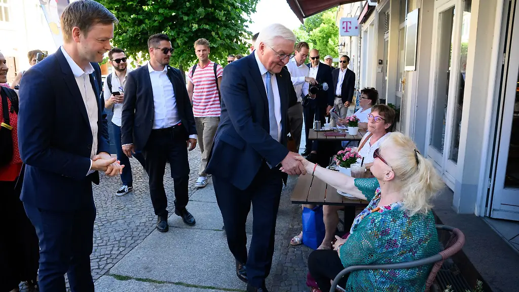 Frank-Walter-Steinmeier-kam-auf-seinem-Stadtrundgang-durch-Neuruppin-mit-vielen-Menschen-ins-Gespraech