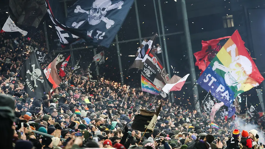 Die-Stadion-Hymne-wird-weiter-ueberprueft