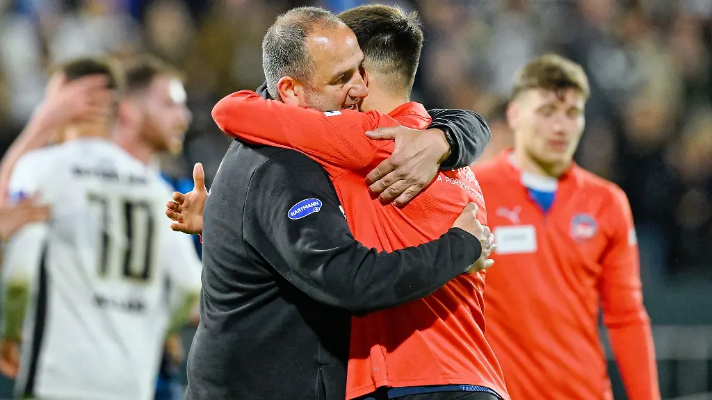 Nur-nicht-wieder-so-lange-zittern-in-der-naechsten-Saison-Heidenheims-Trainer-Schmidt-l-nach-der-Relegation-gegen-Elversberg