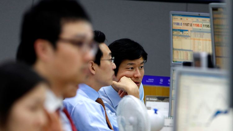 Dicht an dicht: Die Arbeit am Devisentresen der Korea Exchange Bank in Seoul.