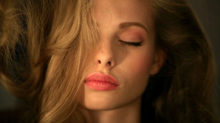 Die Frisur sitzt: Wenn der Kaffee fertig ist, kann der Tag beginnen.