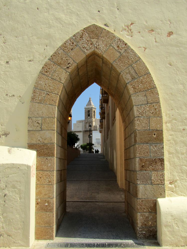 Zwei Sehenswürdigkeiten Rotas auf einen Blick: Die Kirche Nuestra Señora de la O aus dem 16. Jahrhundert, eingerahmt von der historischen Stadtmauer.