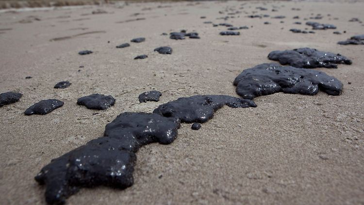 Ölklumpen am Strand von Mount Manguanui.