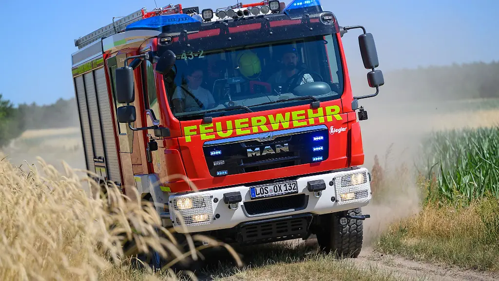 Die-Feuerwehr-ist-zu-einem-Grosseinsatz-wegen-eines-Waldbrandes-ausgerueckt