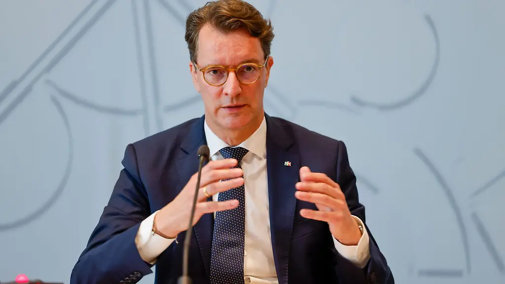 NRW-Ministerpraesident-Hendrik-Wuest-CDU-will-mit-12-Unternehmenschefs-die-Interessen-Nordrhein-Westfalens-in-der-EU-unterstreichen