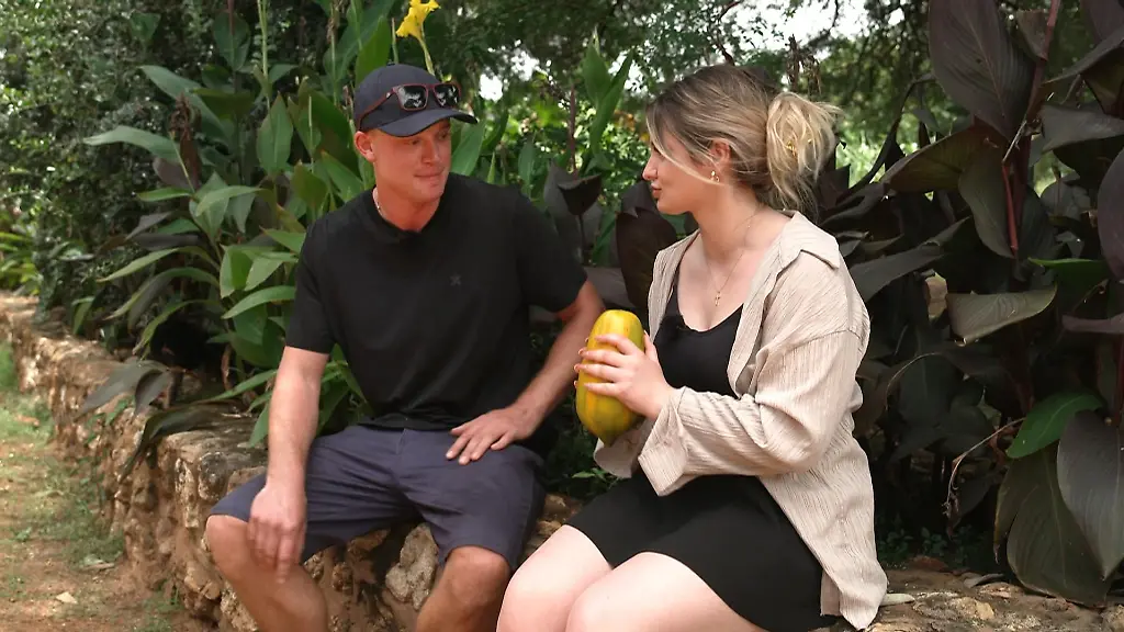 Beim-Einzelgespraech-verliert-sich-Farmer-Bjoern-in-Leas-rehbraunen-Augen