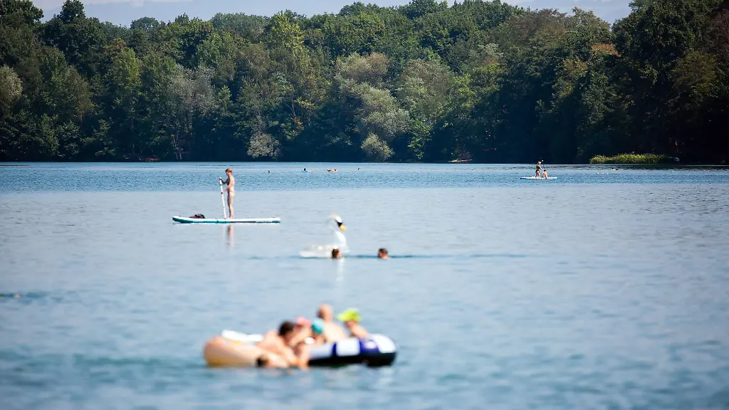 Wegen-des-Verdachts-der-sexuellen-Belaestigung-ruft-ein-Mann-die-Polizei-zu-einem-Badesee