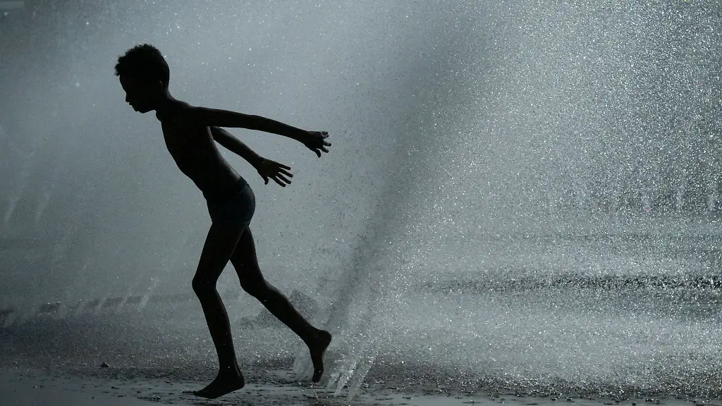 Abkuehlung-im-Wasser-war-im-Juni-in-Bayern-an-vielen-Orten-besonders-gefragt