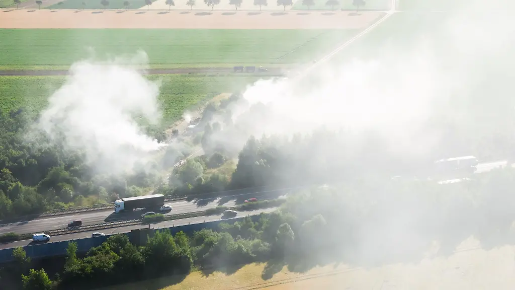 Die-Rauchwolke-reicht-bis-auf-die-Autobahn