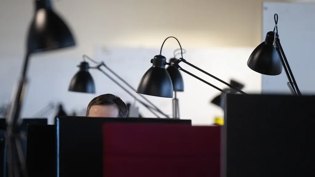 Alle-warten-Haengt-das-IT-System-muessen-Beschaeftigte-oft-ihre-Arbeit-pausieren-Auf-ihre-Arbeitszeit-hat-das-in-der-Regel-keinen-Einfluss