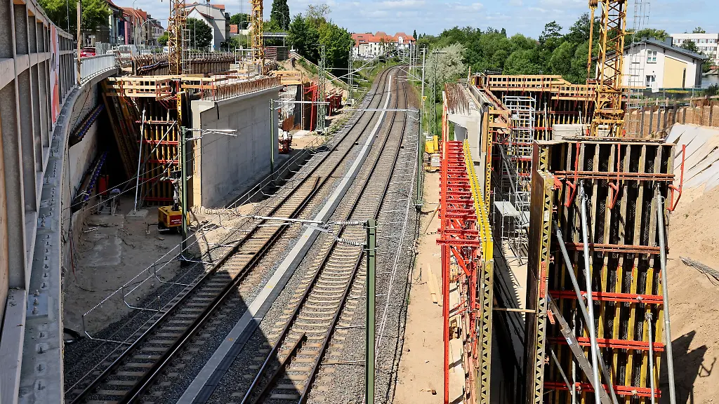 Wegen-Brueckenarbeiten-wird-die-Bahnstrecke-Rostock-Berlin-gesperrt