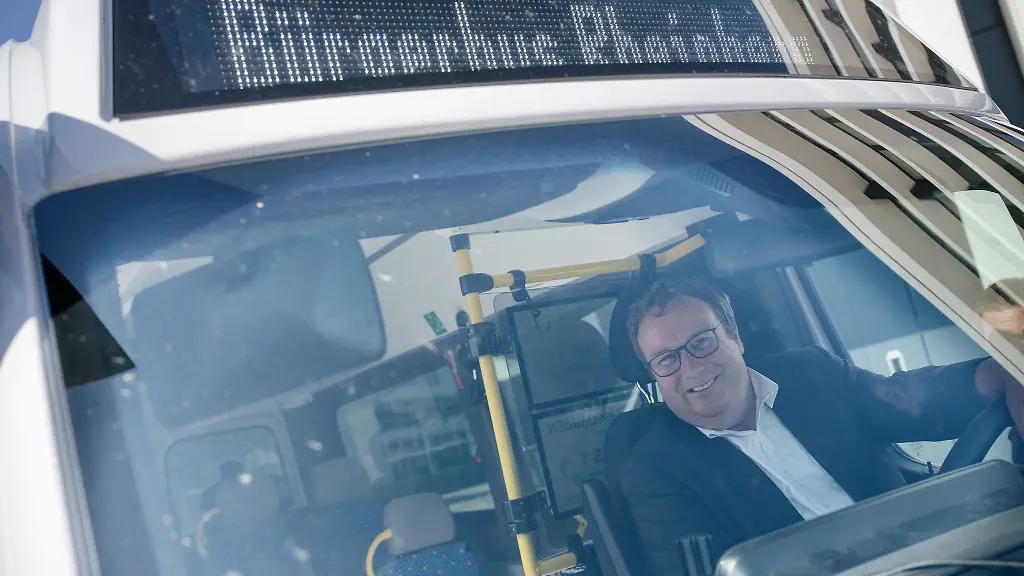 Seit-40-Jahren-gibt-es-Buergerbusse-in-Nordrhein-Westfalen-Was-als-Modellprojekt-im-westlichen-Muensterland-begann-sei-inzwischen-in-vielen-laendlichen-Regionen-eine-unverzichtbare-Ergaenzung-im-Nahverkehr-sagt-Verkehrsminister-Oliver-Krischer-Gruene