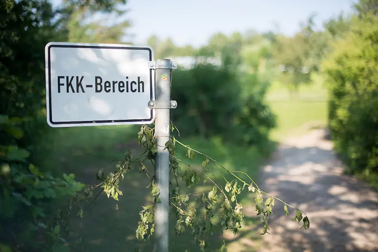 In-ausgewiesenen-FKK-Bereichen-ist-Nacktheit-ausdruecklich-erlaubt