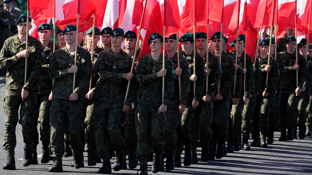 Tag-der-polnischen-Streitkraefte-in-Warschau
