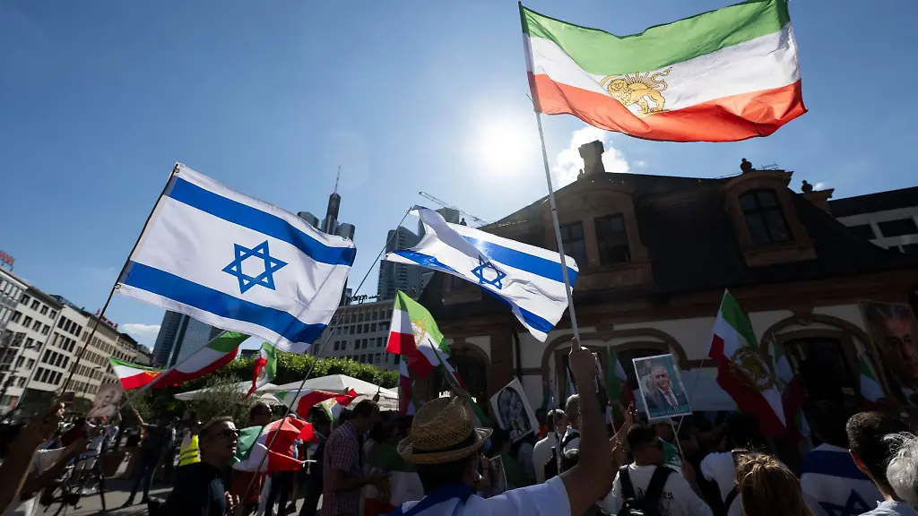 An-einer-Demonstration-gegen-das-iranische-Regime-in-Frankfurt-haben-sich-rund-120-Menschen-beteiligt