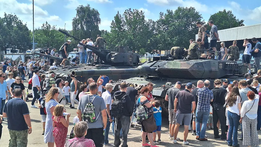 Bundeswehr-zum-Anfassen-In-der-Kaserne-in-Garlstedt-konnten-die-Besucher-unter-anderem-Panzer-aus-der-Naehe-erleben