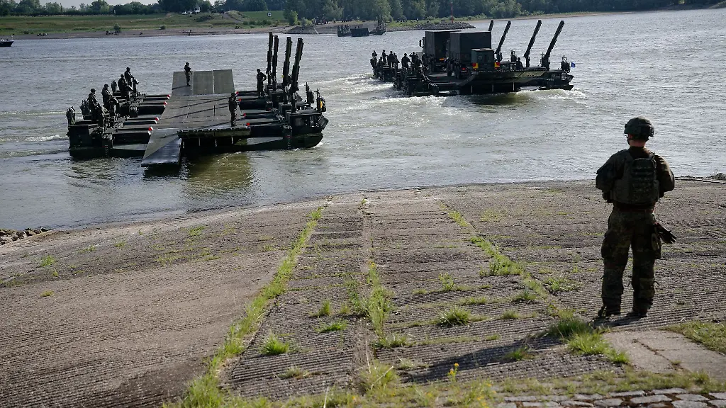 Rund-1-200-Soldaten-und-500-Fahrzeuge-waren-an-dem-Manoever-beteiligt