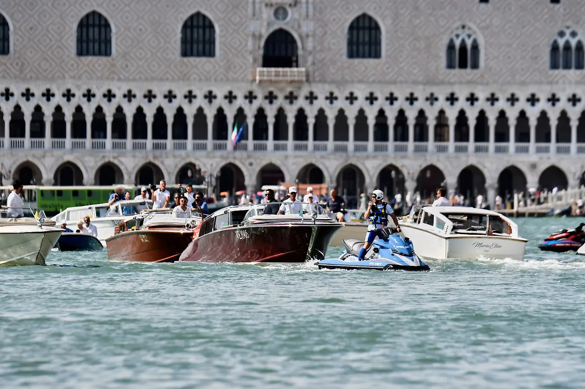 Mit-dem-Wassertaxi-ging-es-fuer-Lauren-Sanchez-auf-die-Insel-San-Giorgio