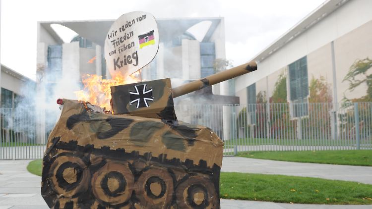 Protest gegen die Bundeswehr vor dem Berliner Kanzleramt.
