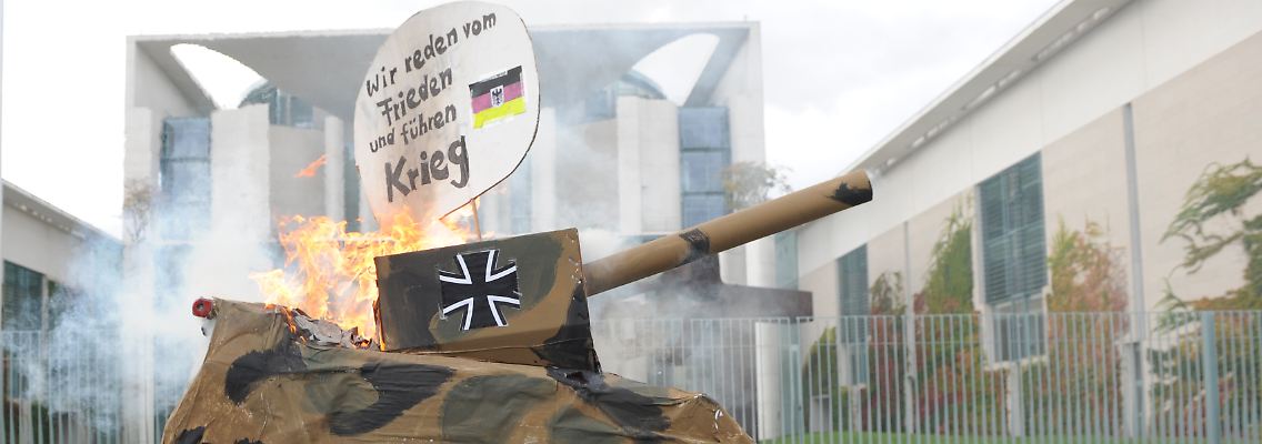 Protest gegen die Bundeswehr vor dem Berliner Kanzleramt.