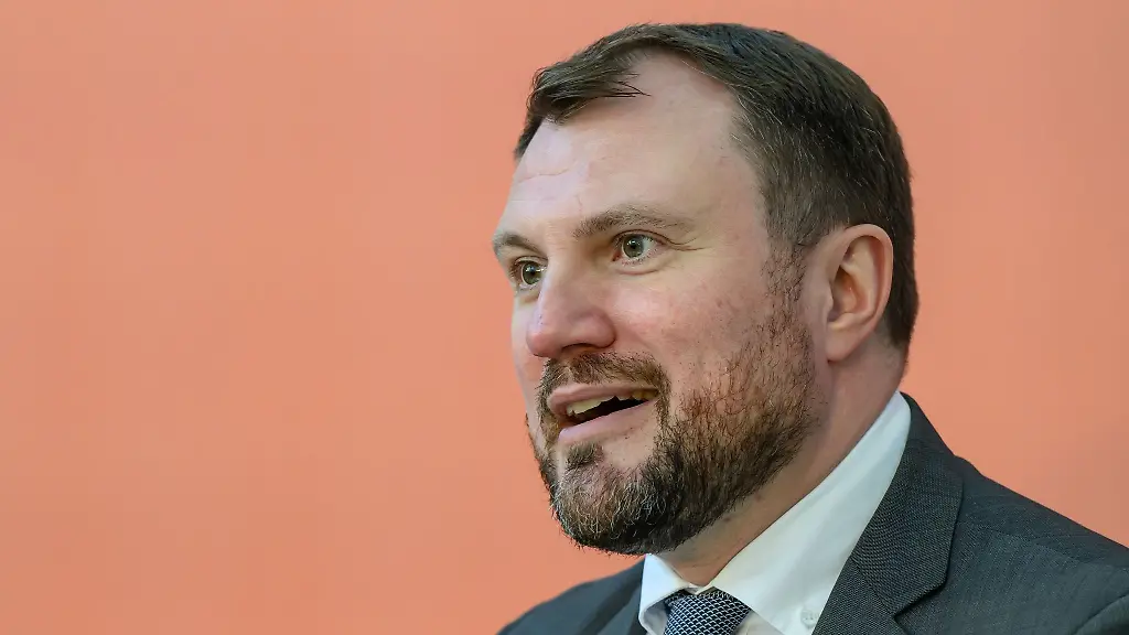 Brandenburgs-Wirtschaftsminister-Daniel-Keller-SPD-freut-sich-ueber-den-vereinbarten-Mindestlohn-Archivbild