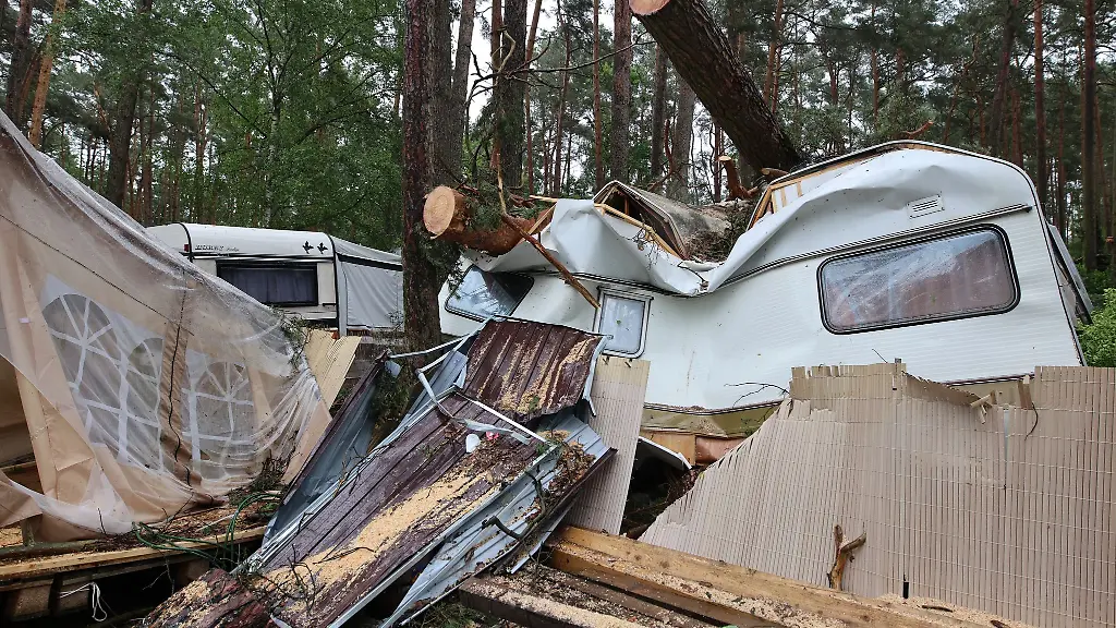 Vor-allem-auf-einem-Campingplatz-in-der-Naehe-von-Stendal-richtete-das-Unwetter-schwere-Verwuestungen-an