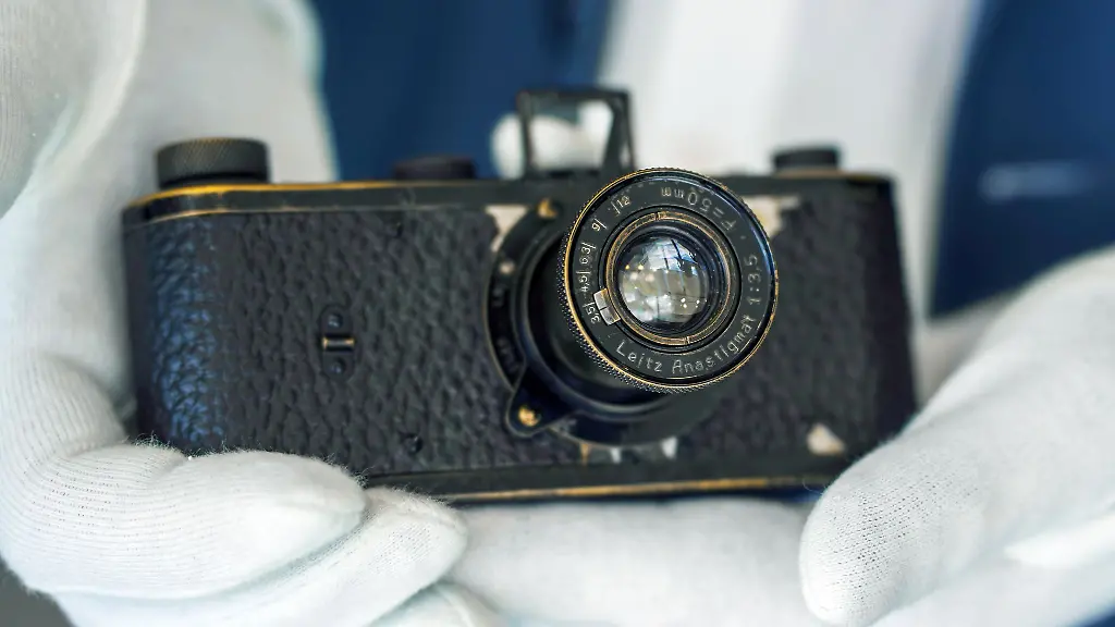 Ein-ueber-100-Jahre-alter-Prototyp-einer-Leica-Kleinbildkamera-ist-bei-einer-Auktion-fuer-7-2-Millionen-Euro-versteigert-worden