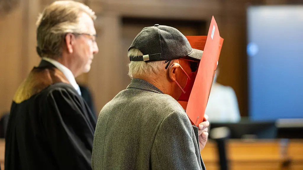 Der-Angeklagte-rechts-steht-vor-Beginn-des-Prozesses-mit-seinem-Anwalt-Thomas-Scheferling-in-einem-Gerichtssaal