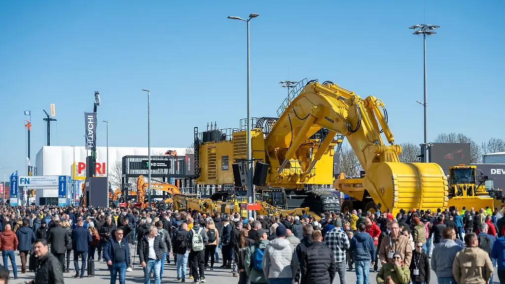 Ein-gigantischer-Bagger-im-Fruehjahr-auf-der-Baumaschinenmesse-Bauma-Die-Muenchner-Messe-will-vor-allem-im-Ausland-groesser-werden