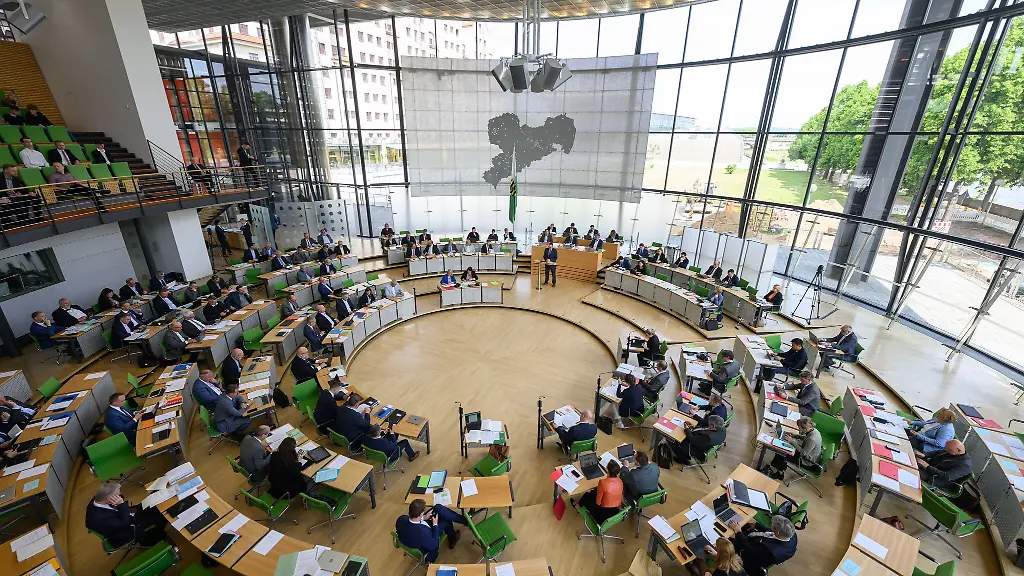 Der-Saechsische-Landtag-hat-einen-Doppelhaushalt-fuer-2025-2026-verabschiedet-Archivbild