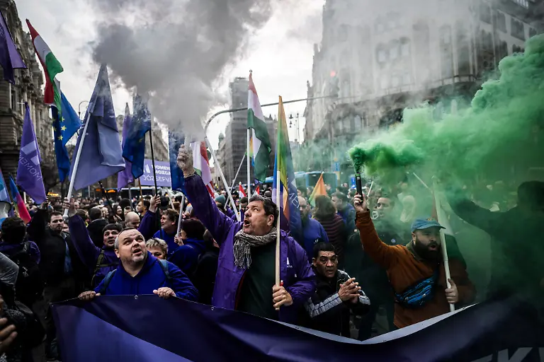 2025-06-26T070216Z-1647346283-RC2GKDAL28HG-RTRMADP-3-HUNGARY-LGBT-PRIDE-ANNIVERSARY