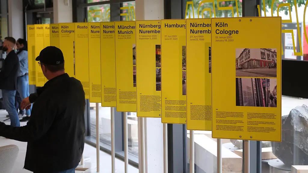 Blick-in-die-Ausstellung-im-Chemnitzer-Dokumentationszentrum-zum-NSU-Komplex