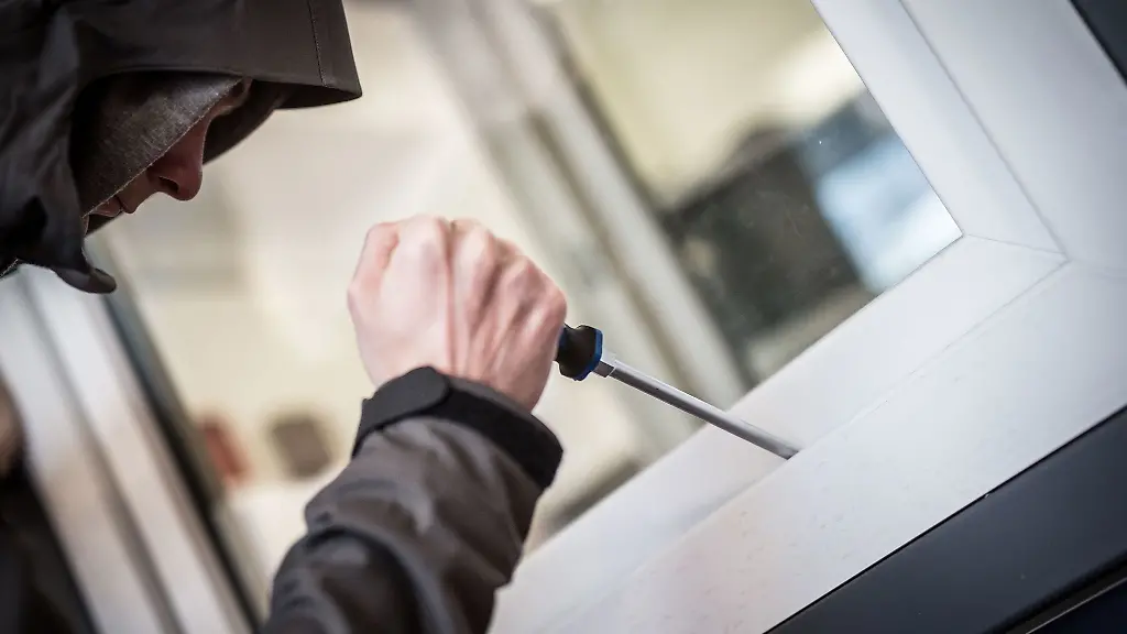 Ein-typischer-Einstiegsweg-Mit-einfachen-Werkzeugen-koennen-Einbrecher-ungesicherte-Fenster-aufhebeln