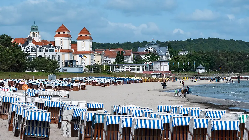Die-Strandkoerbe-in-Binz-auf-Ruegen-stehen-bereit-fuer-die-Sommerurlauber