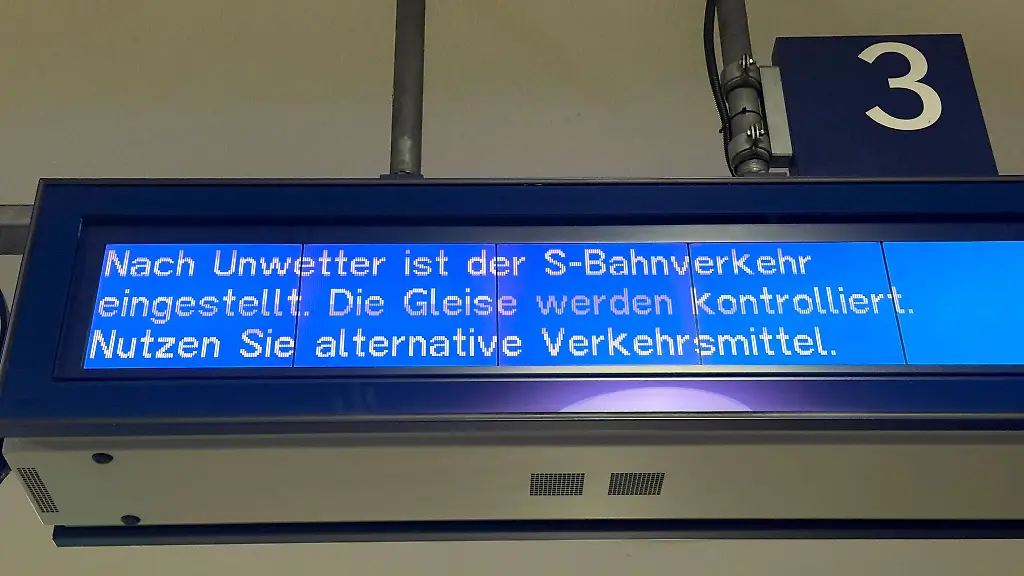 Der-Zugverkehr-war-in-Berlin-zwischenzeitlich-eingestellt