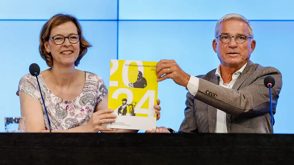Die-Praesidentin-des-Landesamts-fuer-Verfassungsschutz-Beate-Bube-l-und-Innenminister-Thomas-Strobl-stellen-den-neuen-Verfassungsschutzbericht-vor