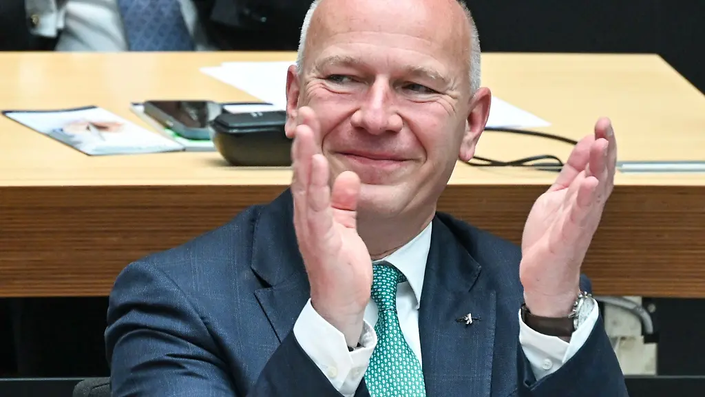 Berlins-Regierender-Buergermeister-Kai-Wegner-CDU-freut-sich-ueber-die-Zustimmung-des-Parlaments-zur-Verwaltungsreform