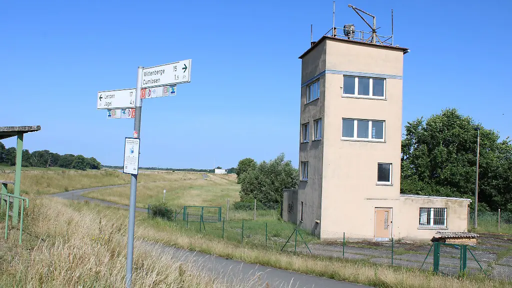 Fuer-ein-Mindestgebot-von-5-000-Euro-kann-der-Turm-direkt-an-der-Elbe-zwischen-Wittenberge-und-Lenzen-erworben-werden