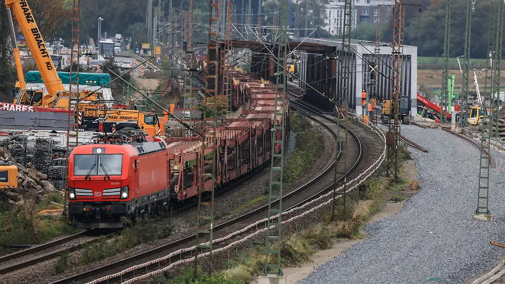 Am-Niederrhein-baut-die-Bahn-an-einer-der-wichtigsten-Gueterstrecken-in-Europa-das-hat-Folgen-fuer-Pendler-und-die-Industrie-in-der-Region