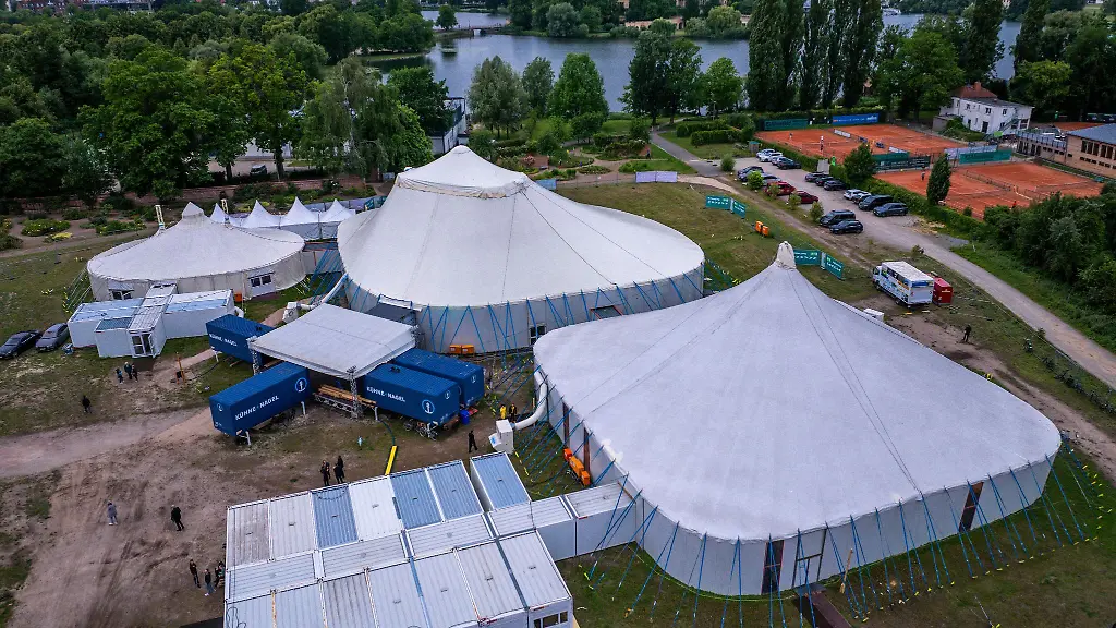 Theater-statt-Zirkus-in-Schwerin-finden-Schauspiel-und-Musiktheater-Auffuehrungen-fuer-laengere-Zeit-unter-dem-Zeltdach-statt