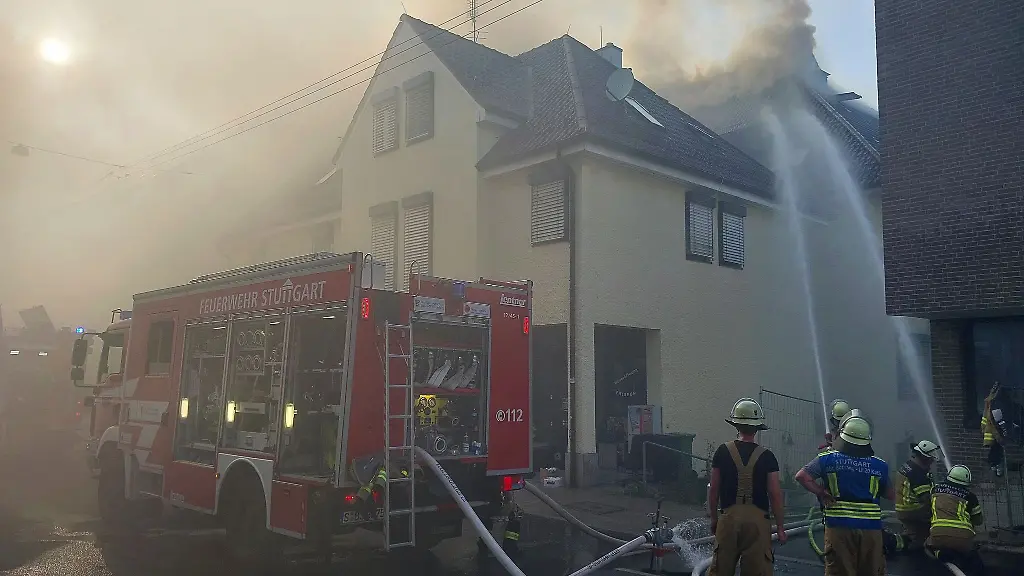 Rund-100-Einsatzkraefte-sind-zur-Brandbekaempfung-vor-Ort