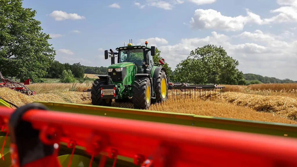 Eine-junge-Treckerfahrerin-ist-in-Babenhausen-im-Allgaeu-mit-ihrem-Traktor-samt-Anhaenger-umgekippt-und-schwer-verletzt-worden