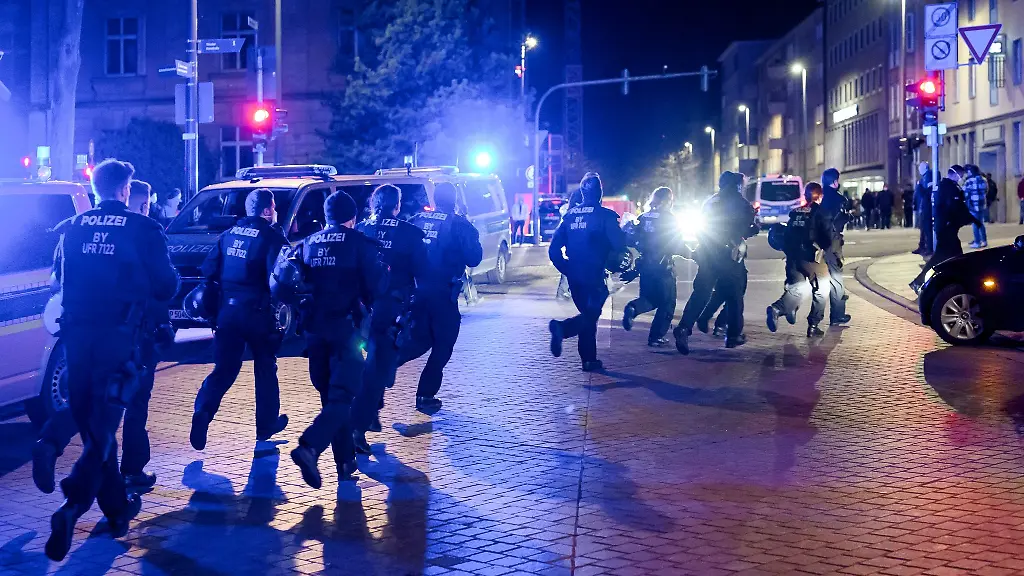 Bei-Polizeieinsaetzen-geht-es-schnell-mal-hoch-her-wie-2022-bei-Protesten-gegen-Corona-Massnahmen-in-Schweinfurt-Polizisten-geraten-dabei-auch-selbst-in-Gefahr