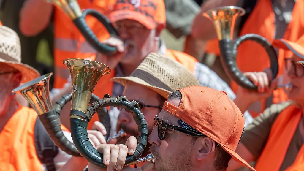 Jaeger-demonstrieren-seit-Monaten-gegen-die-geplante-Novelle-des-Jagdschutzgesetzes