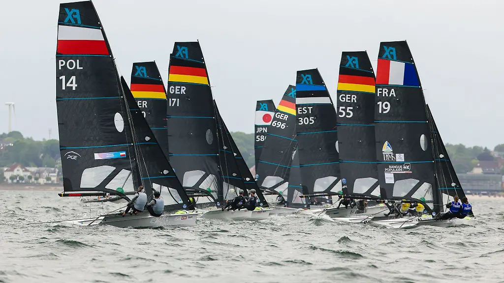 Teilnehmende-starten-zu-einer-Wettfahrt-in-49erFX-Klasse-bei-der-131-Kieler-Woche