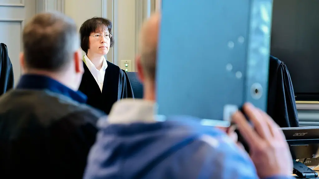 Die-Vorsitzende-Richterin-Irina-Tsukida-verhandelt-wegen-eines-zweifachen-Mordes-in-Schackendorf