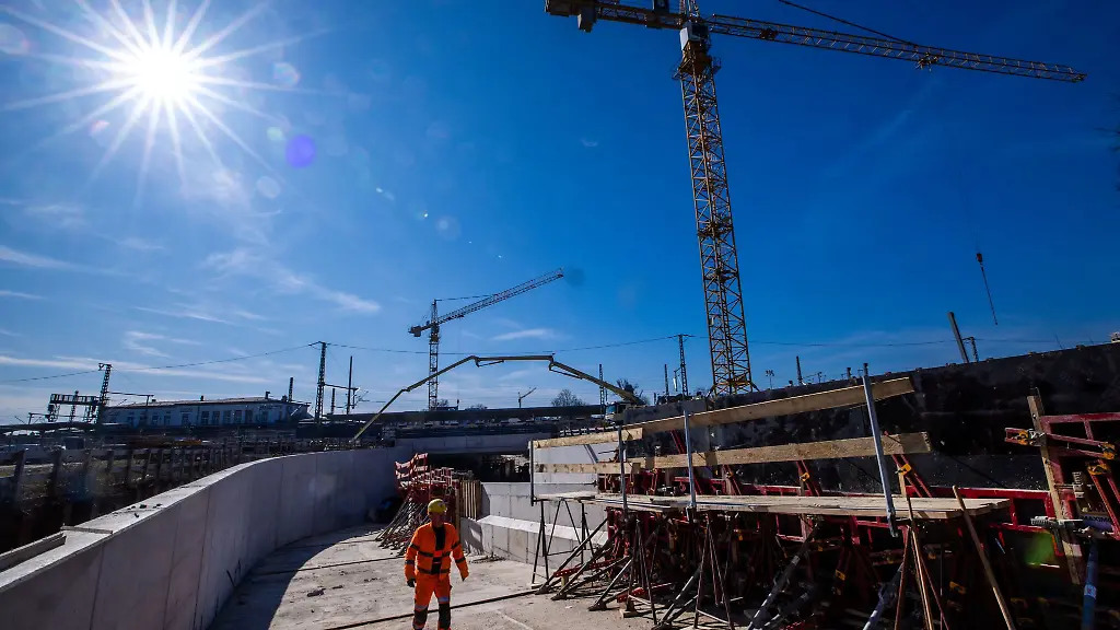Waehrend-der-Terminplan-fuer-die-Erneuerung-der-Bahnstrecke-Hamburg-Berlin-bestehen-bleibt-soll-die-Sanierung-der-Bahnstrecke-Luebeck-Hamburg-auf-2028-verschoben-werden